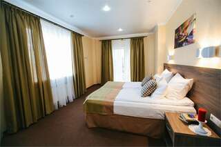 Гостиница Хемингуэй Краснодар Номер категории «Люкс»-Семейный с балконом-3