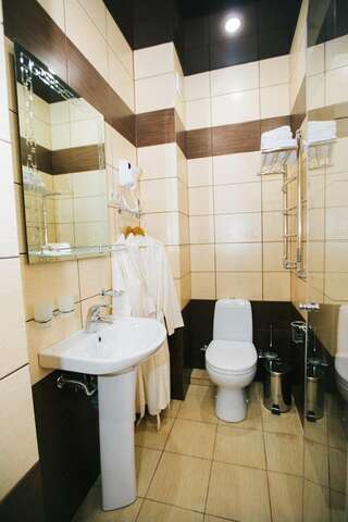 Гостиница Хемингуэй Краснодар  Двухместный номер с 1 кроватью или 2 отдельными кроватями и душем-3