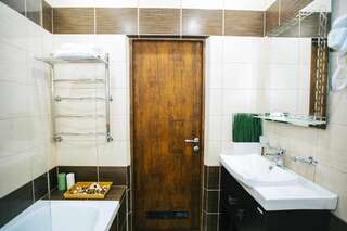 Гостиница Хемингуэй Краснодар Двухместный номер с 1 кроватью или 2 отдельными кроватями и собственной ванной комнатой-3