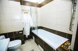 Гостиница Хемингуэй Краснодар Двухместный номер с 1 кроватью или 2 отдельными кроватями и собственной ванной комнатой-2