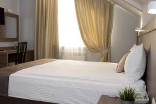 Гостиница Хемингуэй Краснодар Двухместный номер Делюкс с 1 кроватью или 2 отдельными кроватями, вид на озеро-3