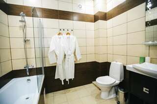 Гостиница Хемингуэй Краснодар Трехместный номер с ванной-4
